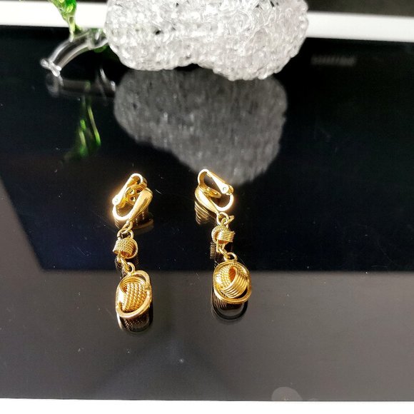 Vintage Gold Tone Clip on Earrings - Picture 3 of 8